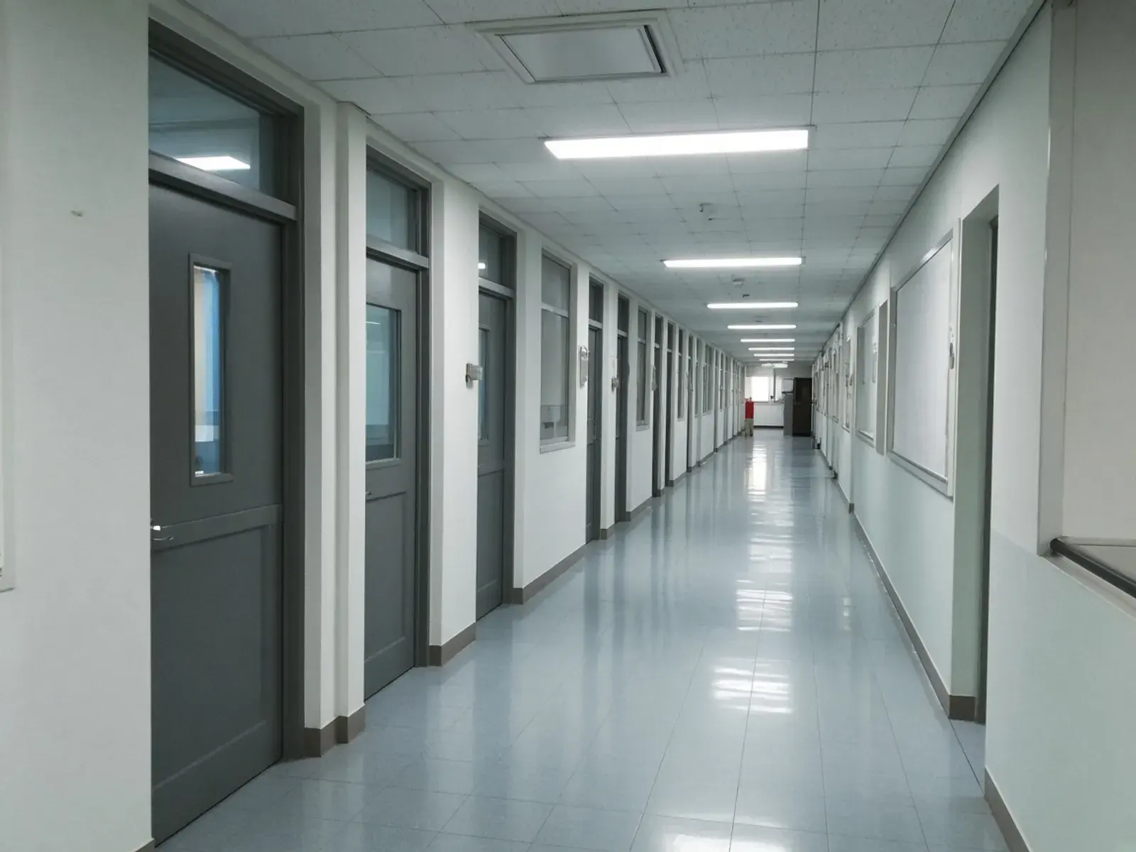 사람이 없는 학교 복도.